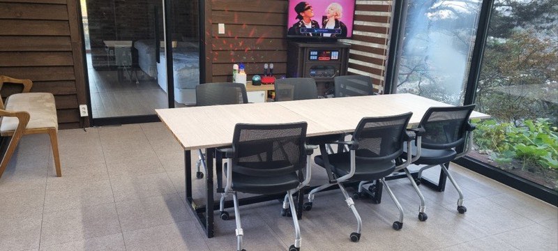 노래방 기계가 있는 패밀리룸 거실